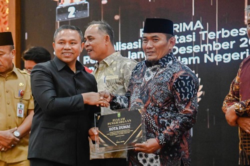Wawako Dumai Terima Penghargaan Investasi dan Sertifikat Kekayaan Intelektual Komunal dari Gubri