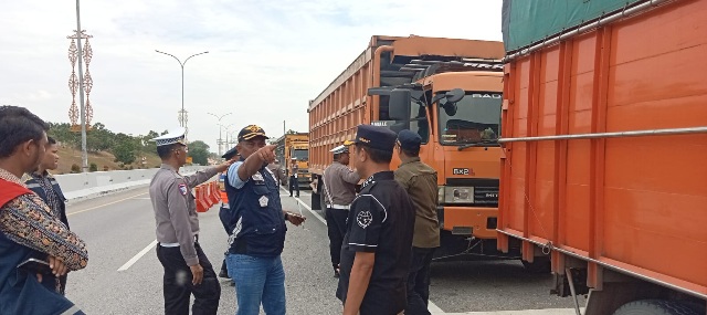 Gelar Razia ODOL di Pintu Tol Pekanbaru - Dumai, 20 Kendaraan Terjaring