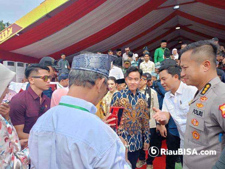 Wapres Gibran Melepas Secara Simbolis Hilir Pertama Pacu Jalur Kuansing