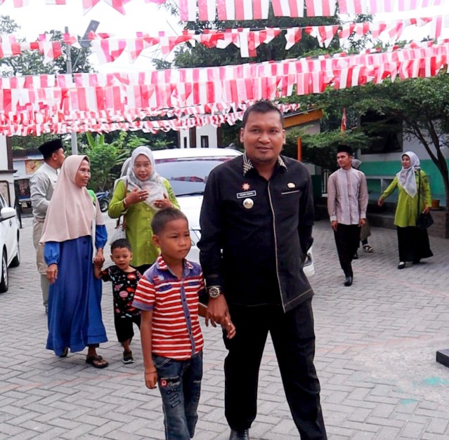 Camat Kulim Fajri Adha Antarkan Kembali 5 
