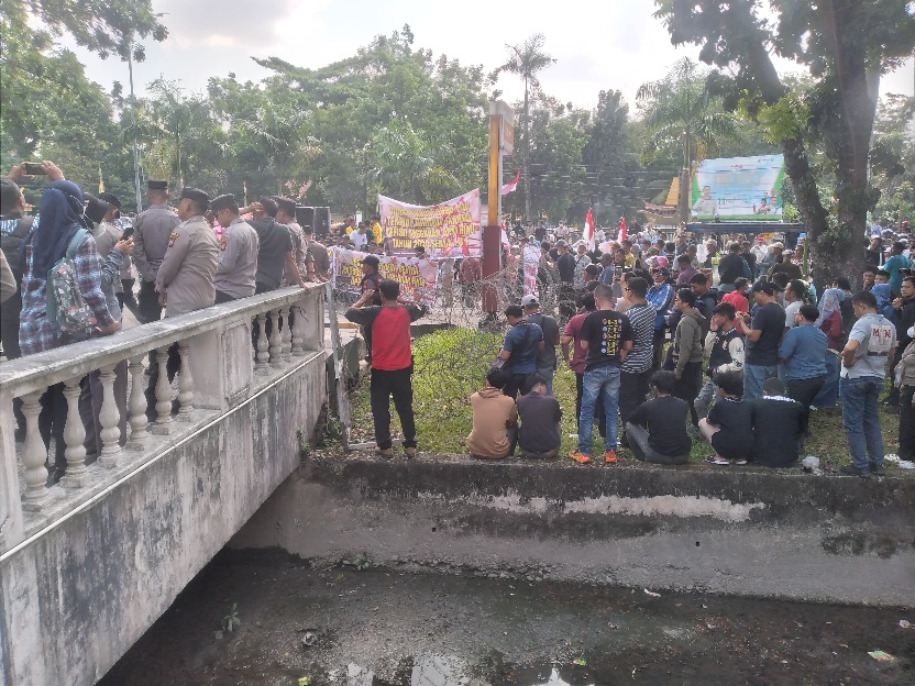 Gelar Aksi Demo, Mahasiswa dan Masyarakat Riau Tuntut DPRD Riau Bentuk Pansus Defisit