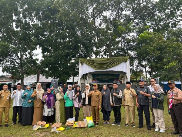 Air Mata Haru Warga Rumbai Barat Saat Terima Bantuan Sosial dari Pemprov Riau