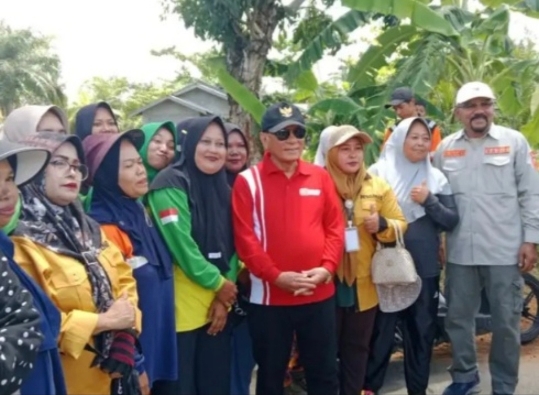 Bupati Rohil dan Kadis Lingkungan Hidup Bersama Petugas Lakukan Goro dan Penanaman Pohon