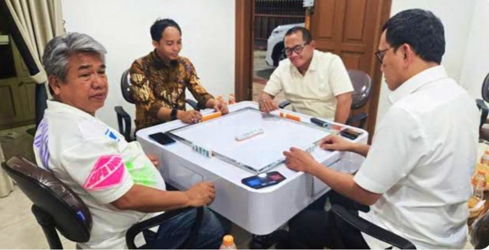 Menteri Kehutanan Asal Riau Main Domino Sama Tersangka Pembalakan Liar