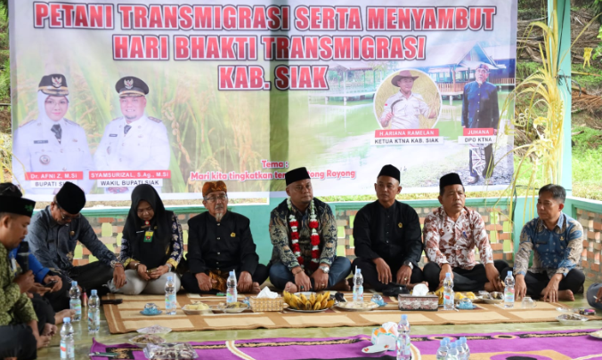 Pemkab Siak Komitmen Dukung Petani Transmigrasi
