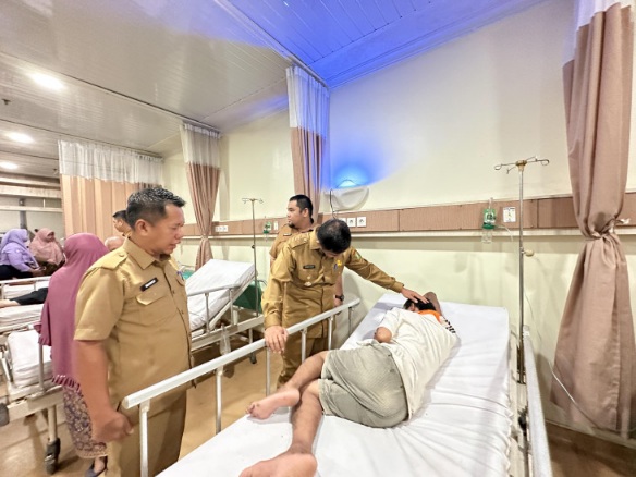 Bupati Kampar Ahmad Yuzar Jenguk Anak terlantar yang Sakit di RSUD Bangkinang