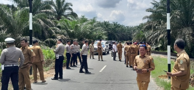Truk ODOL Dilarang Melintas, Jalan Menuju Sengkemang -Sialang Sakti Dayun di Pasang Portal