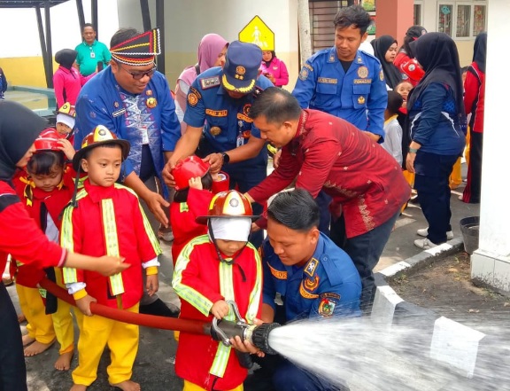Cegah Kebakaran, Damkar Pekanbaru Berikan Edukasi TK Kemala Bhayangkari 03 Pekanbaru 