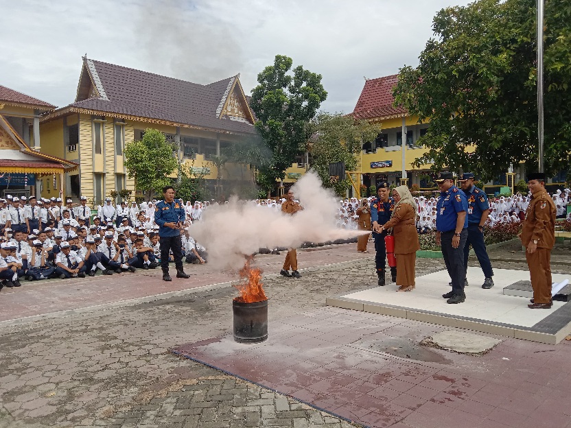 Edukasi Penanganan Kebakaran, Damkar Pekanbaru Gelar Goes To School di SMPN 4 