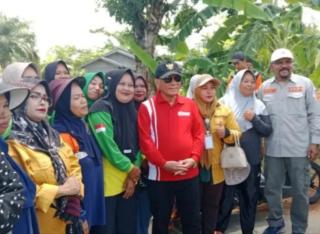 Bupati Rohil dan Kadis Lingkungan Hidup Bersama Petugas Lakukan Goro dan Penanaman Pohon