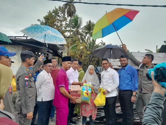 Usai Kebakaran Hebat di Bagan Punak, Wakil Bupati Rokan Hilir Gerak Cepat Salurkan Bantuan