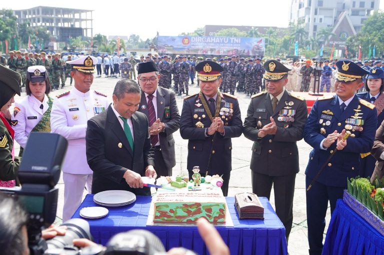 HUT ke-80 TNI, Gubri Abdul Wahid Apresiasi Delapan Dekade Pengabdian untuk Negeri