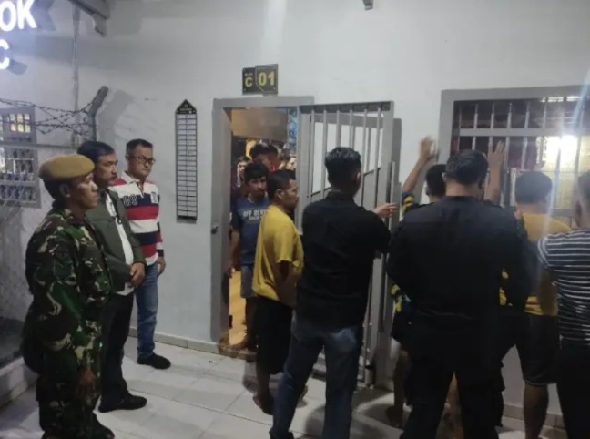 Lapas Pekanbaru Gelar Razia Gabungan Kamar Hunian Warga Binaan Bersama TNI-Polri