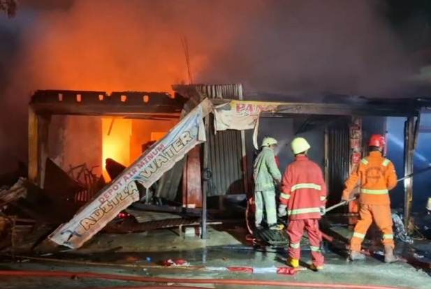 Dini Hari Tiga Ruko dan Satu Rumah Ludes Terbakar di Pekanbaru