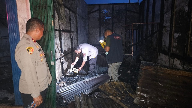 Satreskrim Polres Kampar Gelar Olah TKP 11 Ruko Terbakar di Pasar Kuok