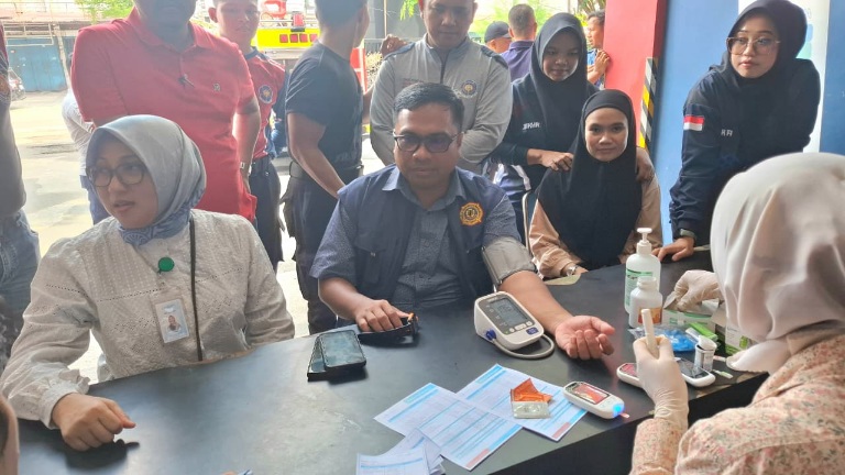 RS Murni Teguh Eria Beri Layanan Cek Kesehatan Gratis di Damkar Pekanbaru 