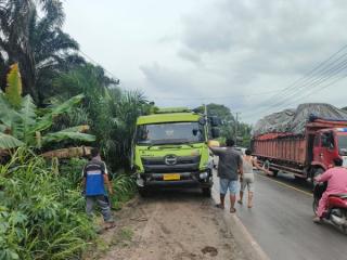 Truk Angkutan CPO dan Ekspedisi Tabrakan di Jalintim Pelalawan, Jalan Macet 1 Jam