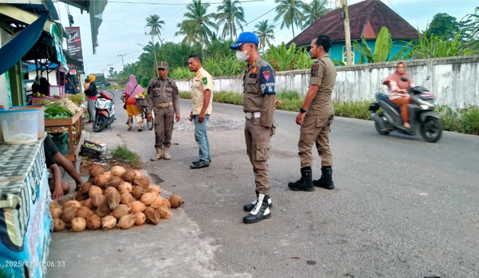 Satpol PP Rohil Tertibkan PKL di Atas Drainase Pasar Bintang, Pastikan Fungsi Saluran Air Kembali Normal