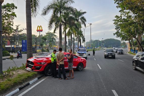 Mobil Mewah Ford Mustang Ringsek Usai Tabrak Pohon di Sudirman Pekanbaru