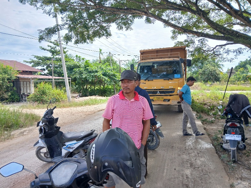 Blokir Jalan Akibat Debu, Lurah Palas Keluarkan Ancaman