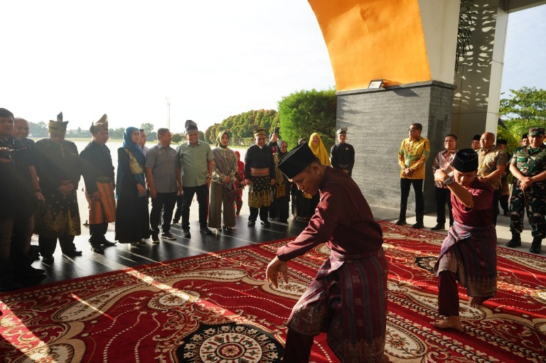 Gubernur Riau Abdul Wahid Sambut Kajati Riau yang Baru di Bandara SSK II Pekanbaru