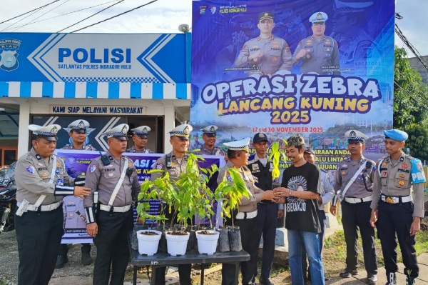 Tertib Lalu Lintas  di Inhu Dapat Hadiah Pohon
