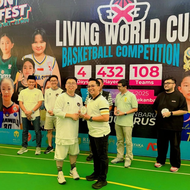 Sanuar Harris Andrian Bendum KONI Pekanbaru Apresiasi Living World Cup Basketball Competition 
