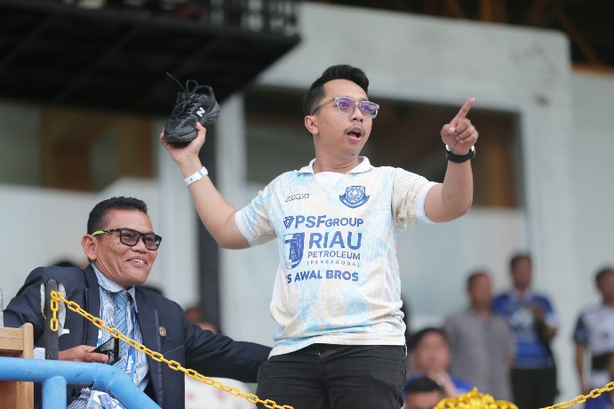 PSPS Kalah, Sanuar Haris Luapkan Emosi dan Kecewa di Stadion Kaharudin Nasution ‎