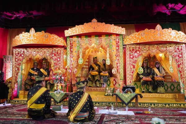 LAMR Inhil Kukuhkan Pengurus Baru, Bupati-Wabup Terima Gelar Adat