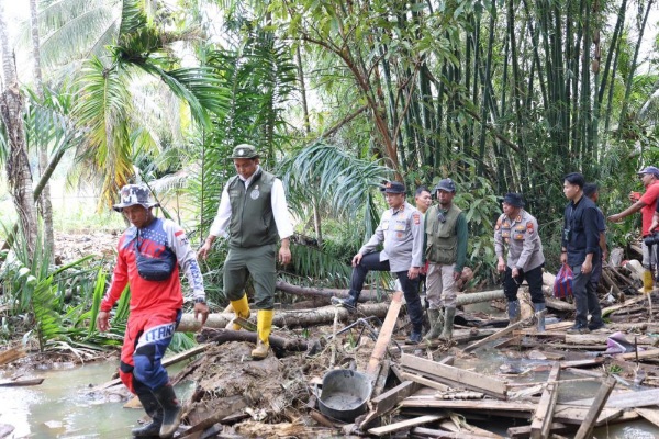 Menhut dan Kapolda Riau Tinjau Agam: Dorong Penanganan Holistik dan Pemulihan Psikologis Korban Bencana