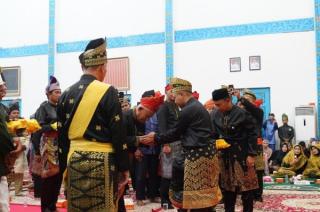 Jaga Marwah dan Keharmonisan: Pesan Gubernur Riau Saat Pengukuhan Laskar Hulubalang LAM Pelalawan