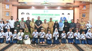 Komitmen Tingkatkan Mutu Pendidikan, Pemkab Rohil Bagikan 8.862 Seragam Sekolah Gratis