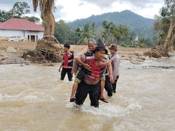 Jembatan Darurat Putus Diterjang Banjir Susulan di Agam