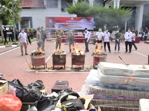 Kajari Bengkalis Musnahkan 395 Barang Bukti, dari Sabu-sabu, Pakaian Bekas hingga Ban Sepeda Motor