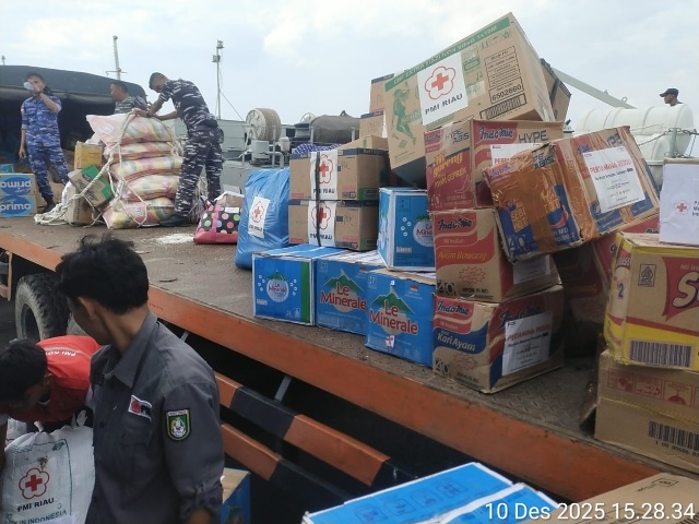 Solidaritas Masyarakat Riau: 150 Ton Bantuan Aceh Diangkut Naik Kapal Perang