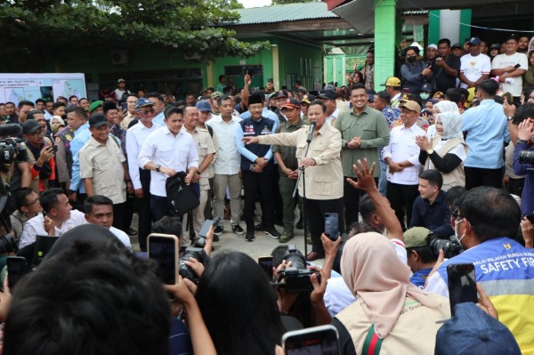 Presiden Prabowo Tinjau Pengungsian Banjir di Langkat: Kami Tidak Akan Meninggalkanmu