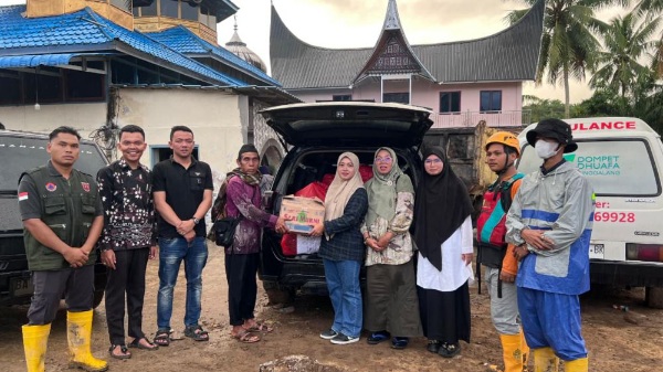 KPU Riau Kirimkan Bantuan Pakaian dan Uang untuk Korban Bencana Sumatera