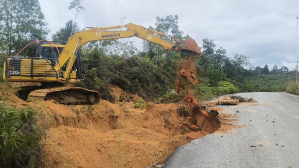 Longsor di Ruas Ujung Batu–Rokan Batas Sumbar, PUPR Riau Turunkan Alat Berat