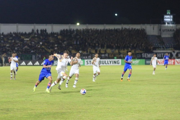 PSPS Tumbang di Kandang dari Persikad, Aji Santoso Akui Krisis Pemain