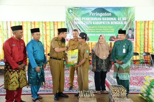 Pemkab Bengkalis Salurkan 110 Paket Sembako dan Dorong Transformasi Hilirisasi Perkebunan
