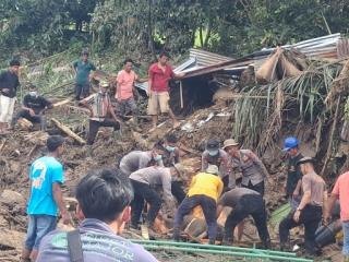 Tim Brimob Polda Riau Temukan Ibu dan Anak Korban Banjir Bandang di Agam