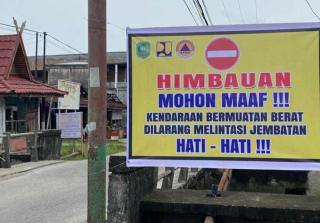 Jembatan Miring di Selatpanjang Diduga Karna Alat Berat