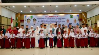 Bupati Rohil H. Bistamam Serahkan 13.234 Pasang Seragam SD Gratis