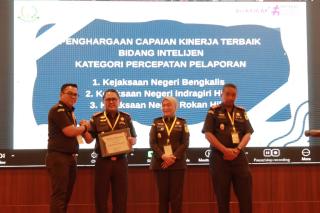 Kejari Rohil Raih Juara 1 Seksi Tindak Pidana Umum Terbaik Sewilayah Riau