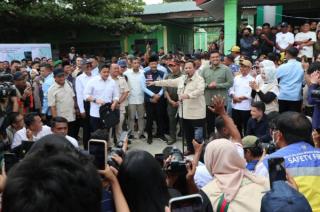 Presiden Prabowo Tinjau Pengungsian Banjir di Langkat: Kami Tidak Akan Meninggalkanmu