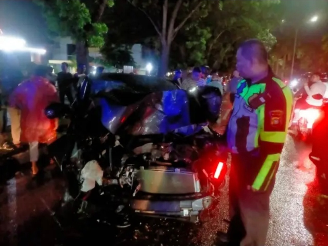 Mengemudi dengan Kecepatan Tinggi dan Diduga Mabuk, Honda HR-V Hantam Pohon di Jalan Sudirman Pekanbaru