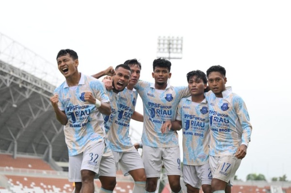 PSPS Pekanbaru Unggul 2 Poin atas Sumsel United di Babak Pertama, Tuan Rumah Bermain dengan 10 Pemain