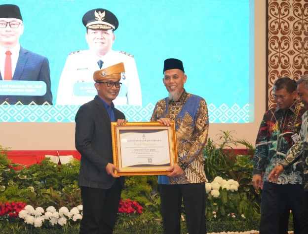 Wali Kota Dumai H. Paisal Terima Piagam BKN RI atas Penerapan Manajemen Talenta ASN