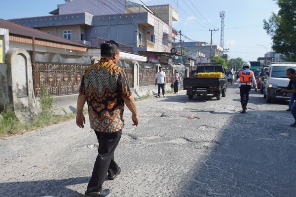 Respons Keluhan Warga, Plt Gubernur Riau Instruksikan UPT Segera Perbaiki Jalan Rusak