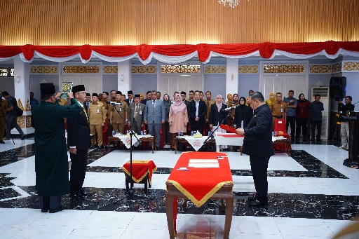 14 Pejabat Eselon II Pemprov Riau Resmi Dilantik, Ini Pesan Tegas Plt Gubri